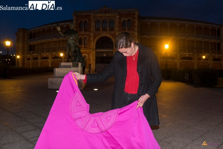 Raquel Martín en las inmediaciones de la plaza de toros de La Glorieta  |  Fotos: Pablo Angular